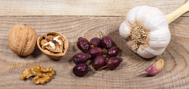 山楂，大蒜和核桃的干果。替代医学。图片下载