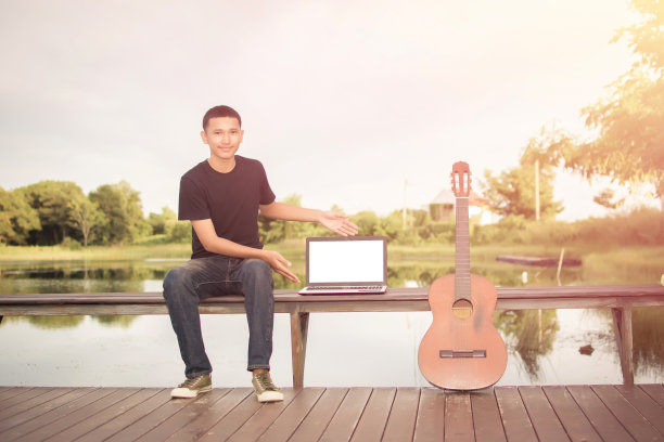 一个年轻的音乐家坐在排演的肖像图片下载