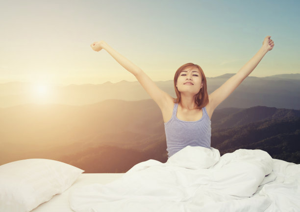 疲倦困倦的女人醒了，打着呵欠伸了个懒腰图片下载