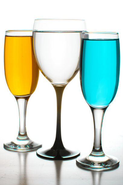 三杯橙蓝透明液体图片下载