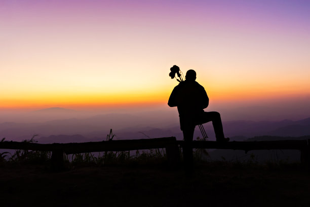 暮色中，摄影师站在视点上的剪影图片下载