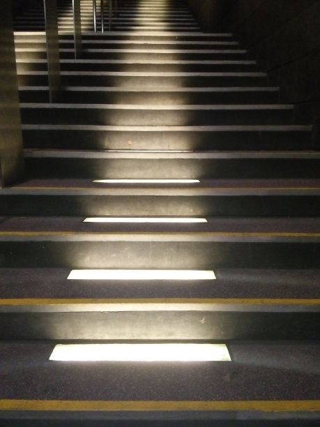 有灯光引导的楼梯图片下载