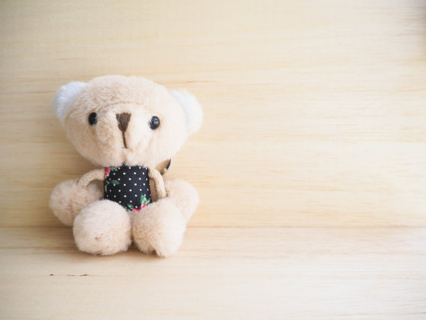 木制背景上的泰迪熊图片下载