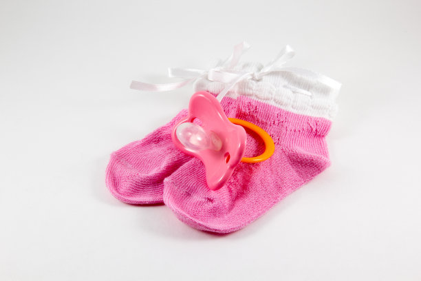 白色背景上的靴子和奶嘴图片下载