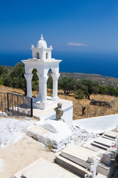 希腊尼西罗斯岛的墓地。图片下载