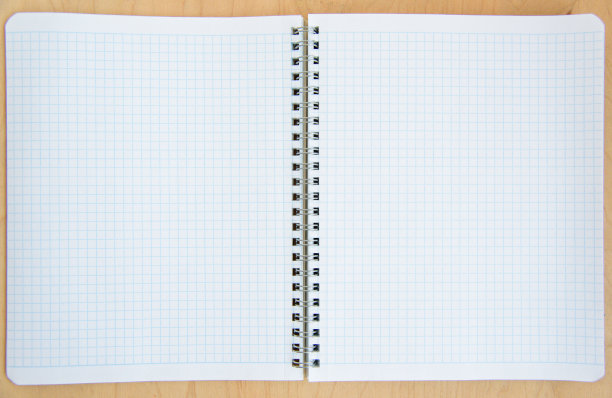 在木制背景上打开笔记本图片下载