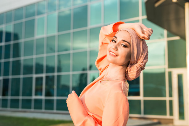 户外年轻美丽的穆斯林妇女的肖像图片下载