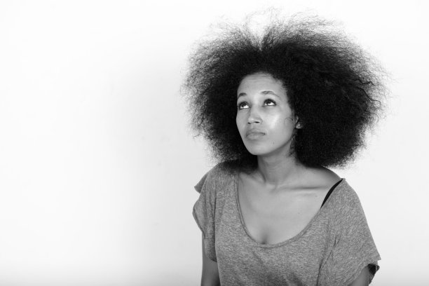 非洲妇女抬头看图片下载