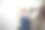 小男孩在家里玩玩具枪图片下载