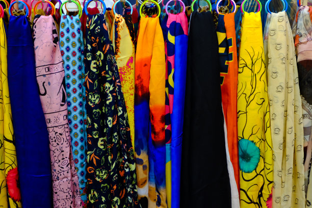 美丽多彩的围巾挂在时尚饰品店图片下载