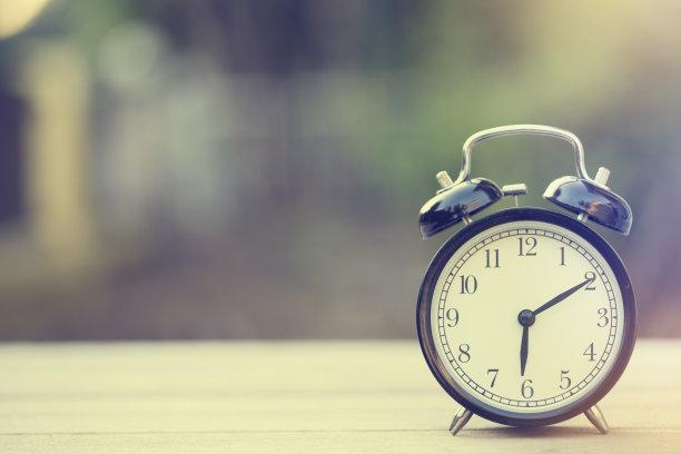 木桌上的复古闹钟，复古风格素材图片