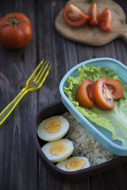 装在你可以随身携带的容器里的健康食品图片下载