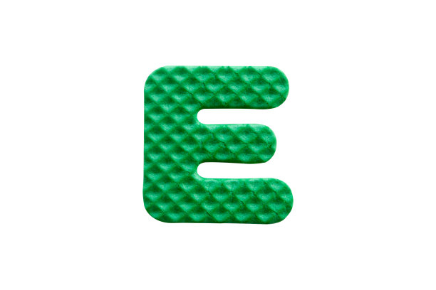 白色背景上由EVA泡沫制成的绿色字母E图片下载