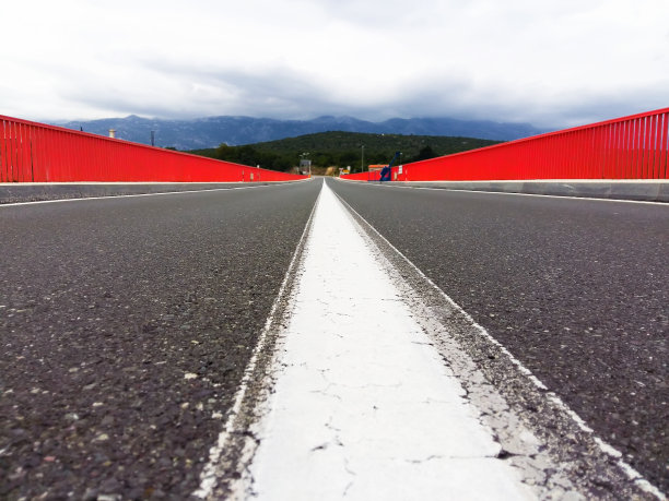 山间的柏油路。图片下载