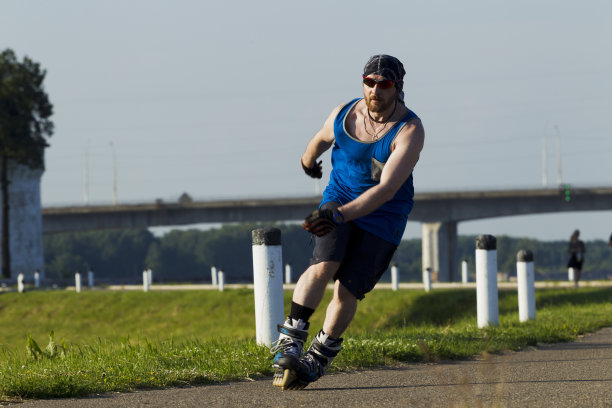 城市里骑旱冰鞋的男人图片下载