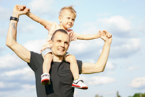 把儿子扛在父亲肩上图片下载