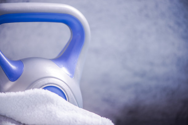 壶铃在肮脏的背景图片下载