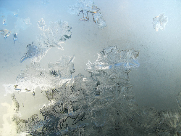 冬天窗玻璃上的霜冻图案图片下载