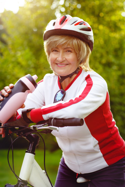 快乐活跃的老年妇女在自行车上图片下载