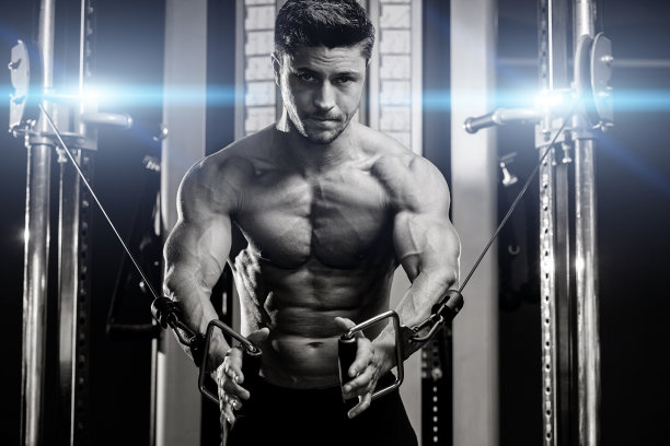 帅哥在健身房锻炼图片下载