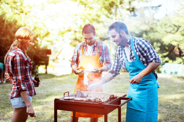 朋友们享受大自然的乐趣图片下载