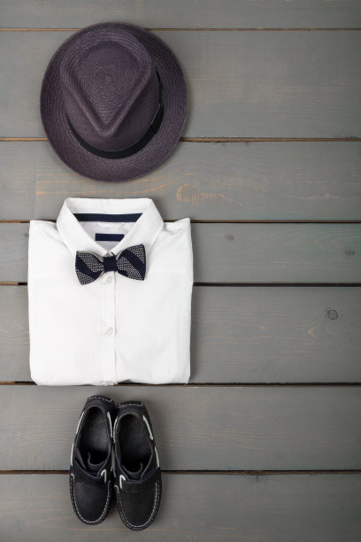木制背景上的男士服装。孩子们时尚的衣服。灰色图片下载