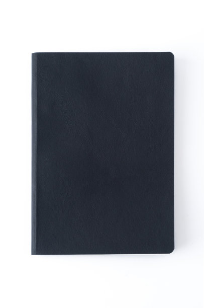 黑色皮革笔记本孤立在白色背景。图片下载