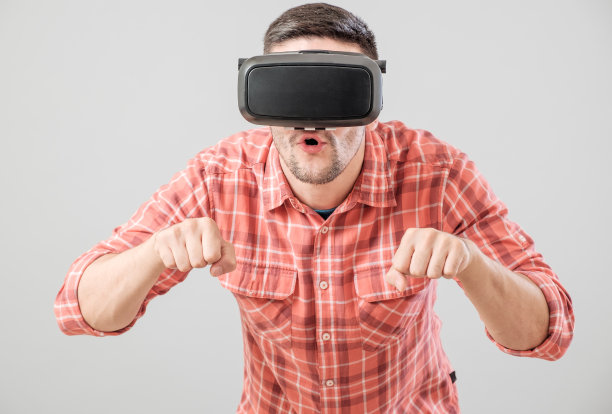 戴着虚拟现实眼镜的男人支付自行车模拟器图片下载