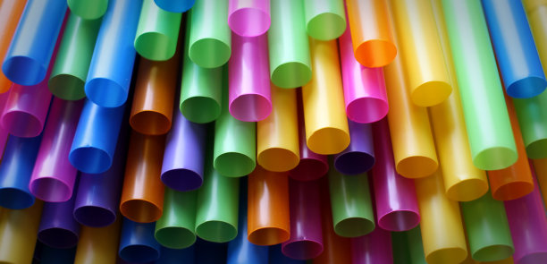 许多彩色的吸管象征着异质性或团队合作。图片下载