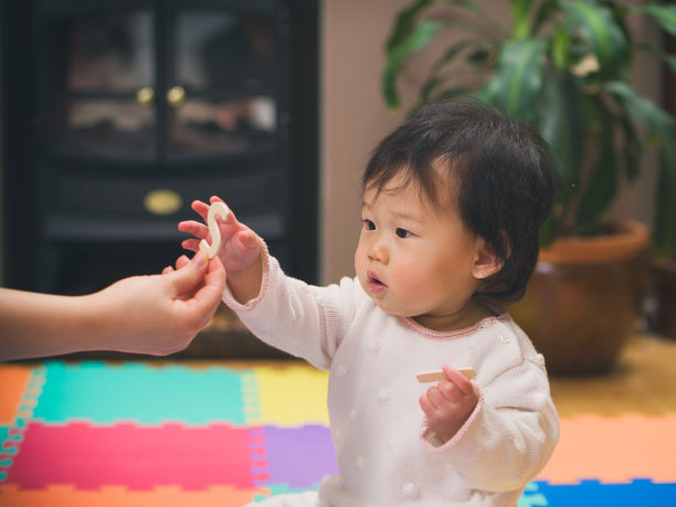 亚洲女婴学习英文字母图片下载