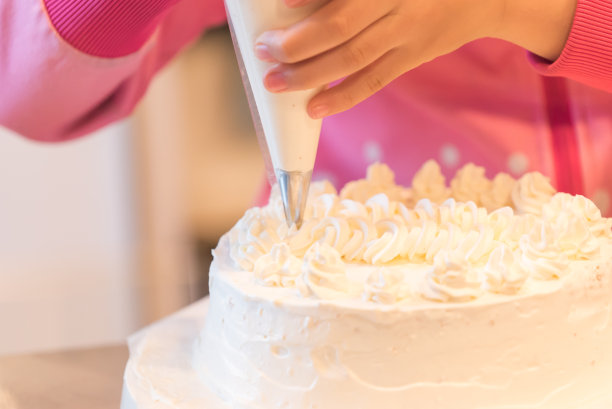 做蛋糕的女孩图片下载