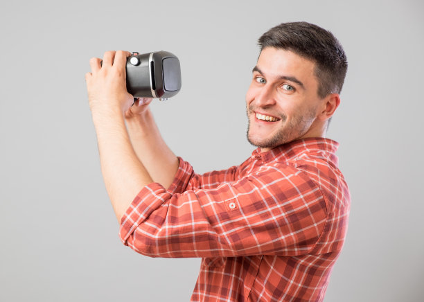 使用虚拟现实头盔的人图片下载