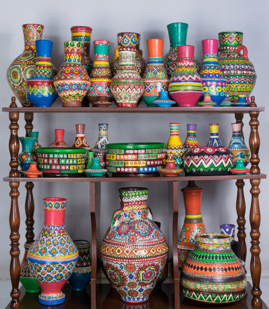 木架上堆叠的彩色陶罐图片下载