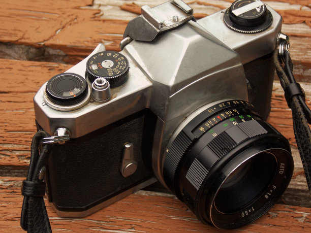 摄影师的老朋友-老式35毫米单反相机图片下载