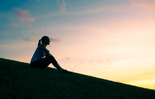 坐着欣赏风景的女人图片下载