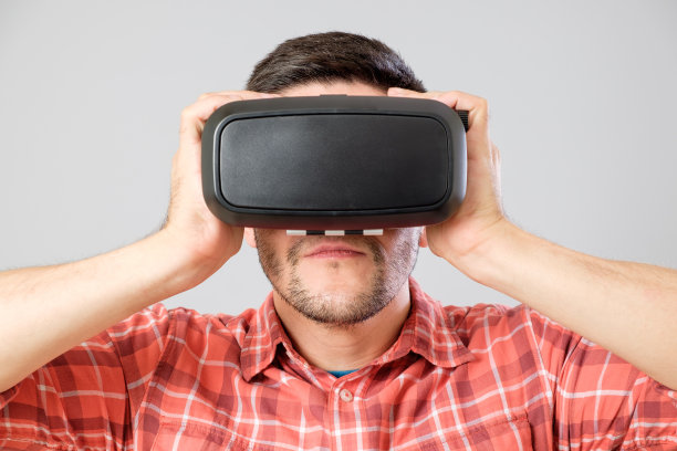 使用虚拟现实头盔的人图片下载