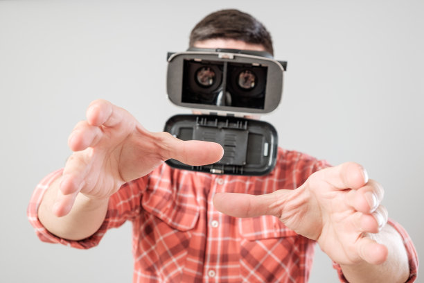 使用虚拟现实头盔的人图片下载