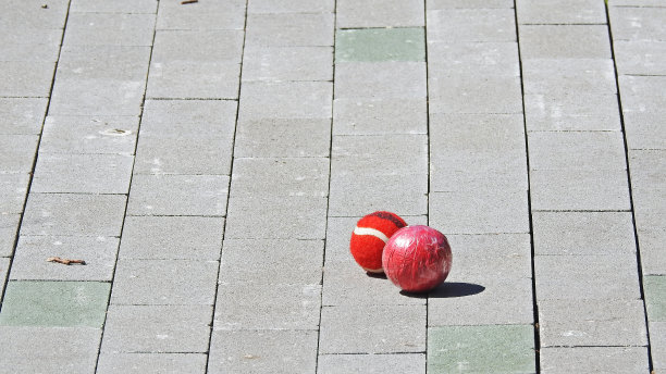 两个红色的球在阳光灿烂的路上图片下载