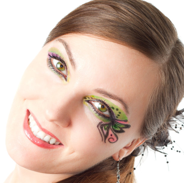 脸上有蝴蝶图案的年轻女子图片下载