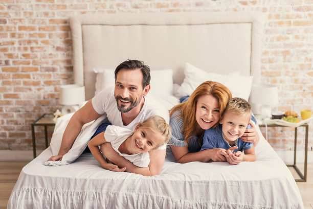 父亲和母亲拥抱他们的孩子图片下载