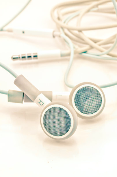 白色背景的白色耳机图片下载