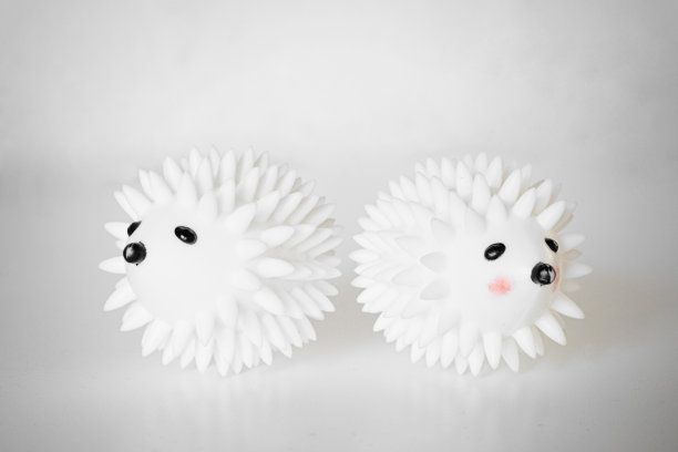 刺猬像可重复使用的烘干机球，背对着对方图片下载