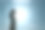 年轻女子仰望天空图片下载