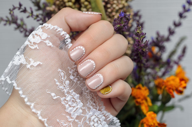 女性手与米色指甲设计图片下载