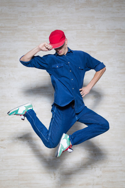 年轻人在街上跳舞图片下载