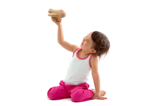 可爱的小孩在玩玩具飞机。孤立的图片下载