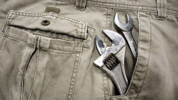 牛仔布工人的口袋上有几件工具图片下载