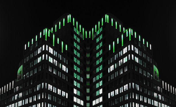 现代办公楼在黑暗中发光的照片图片下载