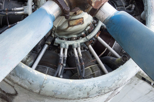 发动机和螺旋桨近距离从复古飞机图片下载