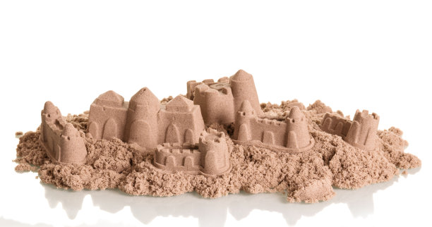 破碎的沙堡孤立在白色图片下载